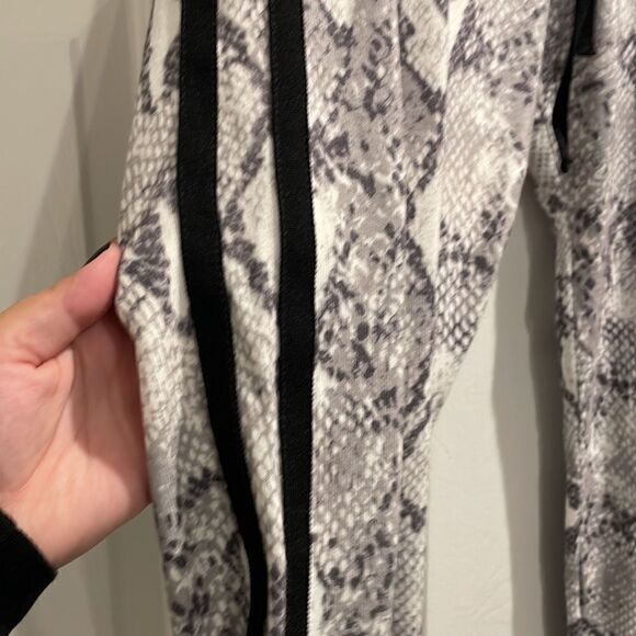 NWT Michael Lauren Cropped Sweatpants, Size Medium - Picture 3 of 8